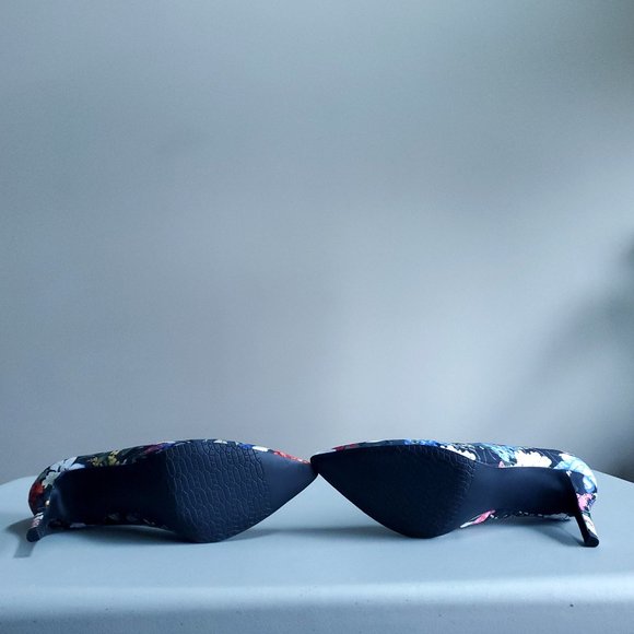 Like New Floral Shoes Size 8M - Picture 3 of 4